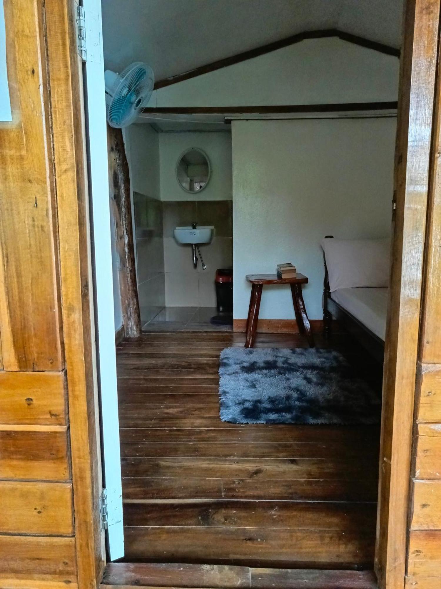 Mil'S Hillside Tourist Inn Сан Висенте Екстериор снимка